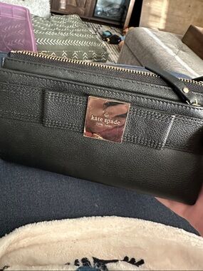 kate spade black pebbled leather wristlet with gold plaque